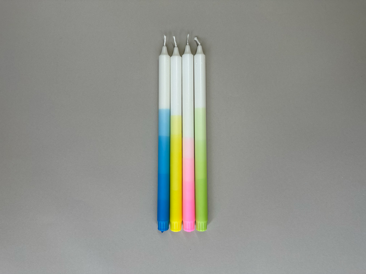 4 Kerzen gradient in blau, gleb, pink und grün von der Seite