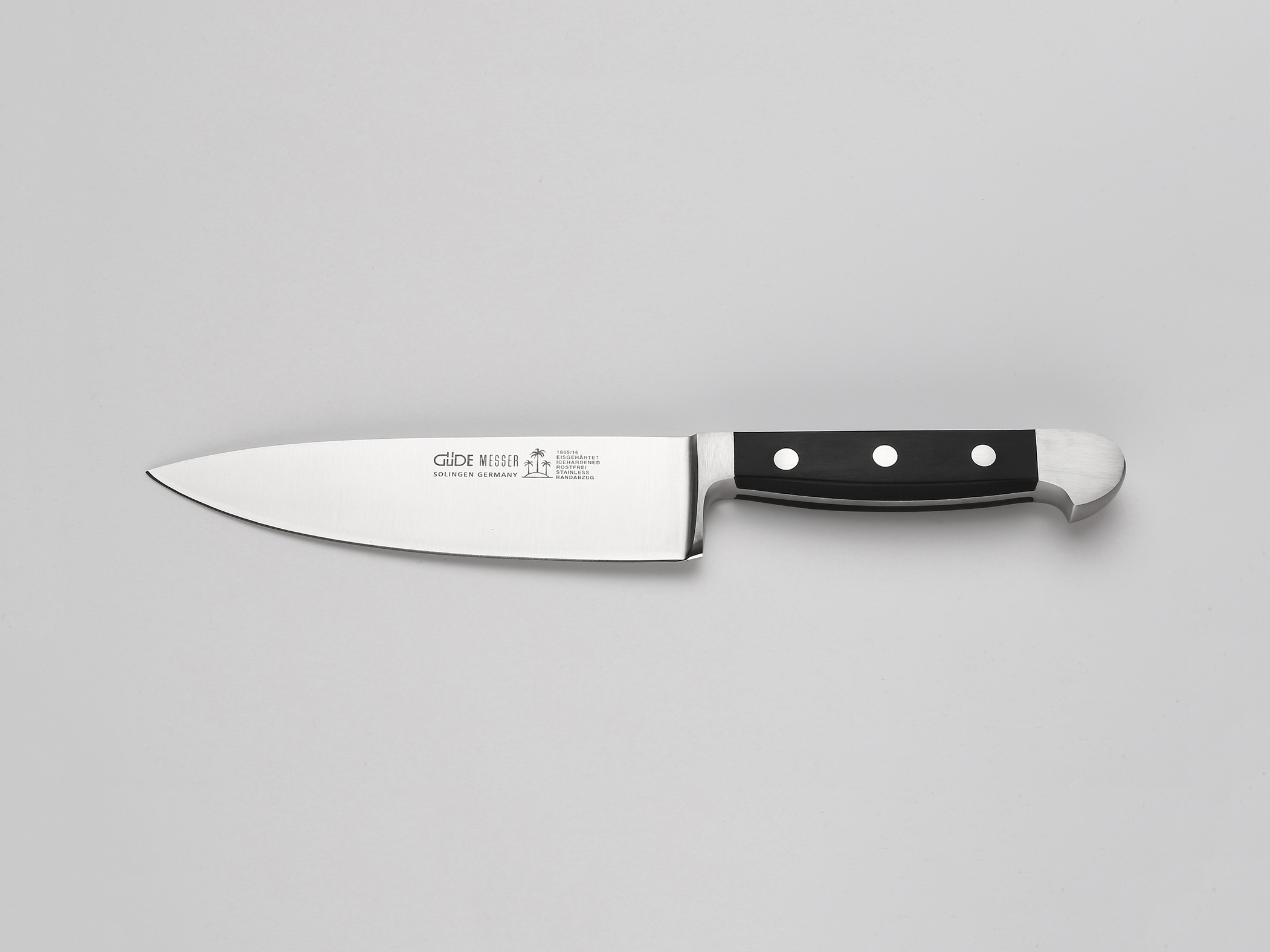 Alpha Kochmesser 16 cm Linke seitliche Ansicht eines kurzen Kochmessers der Marke Güde. Das Modell trägt den Titel „Güde Alpha Kochmesser kurz“
