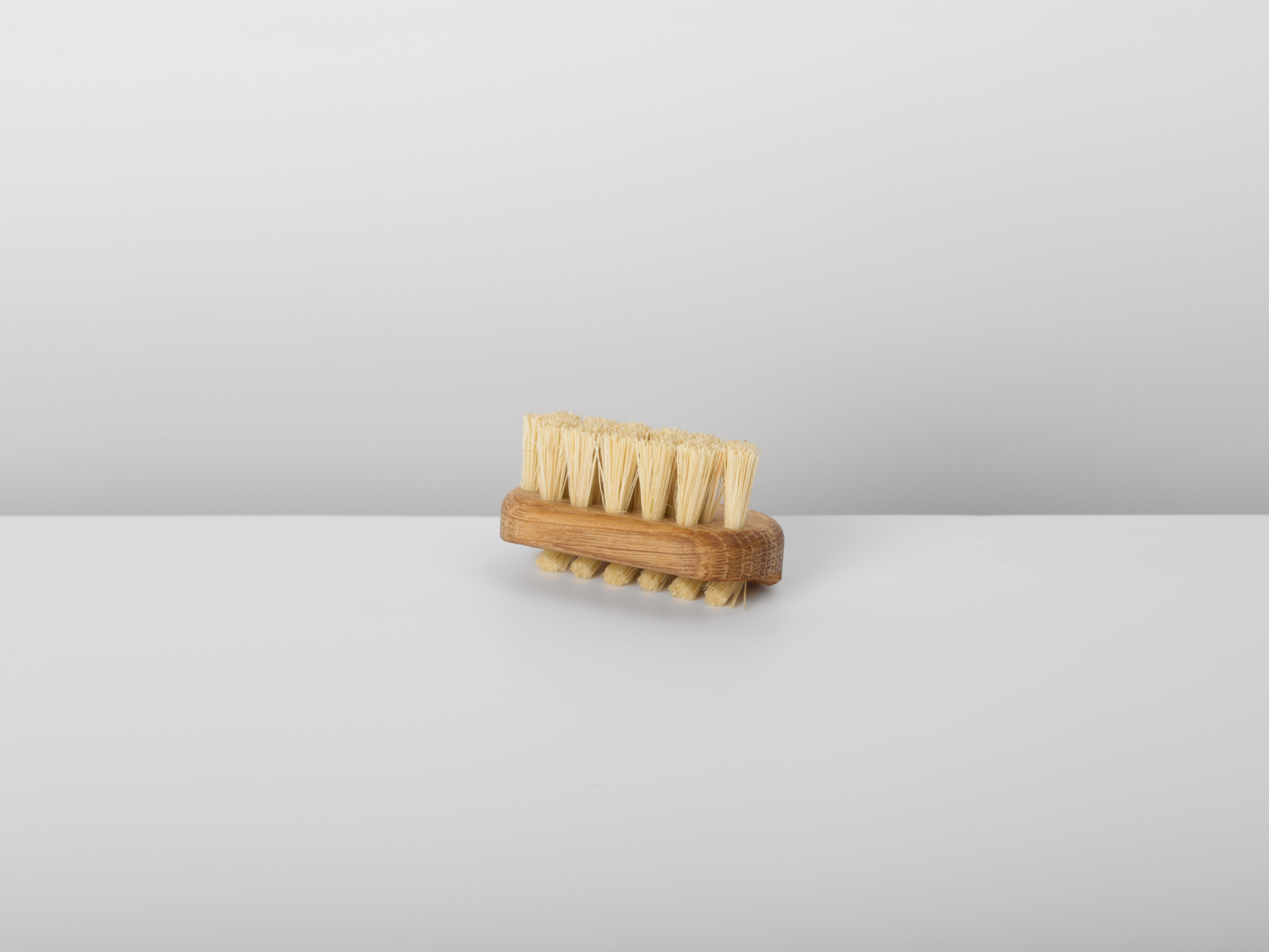 Iris Hantverk Nagelbürste mini aus Holz und Tampico-Fibre