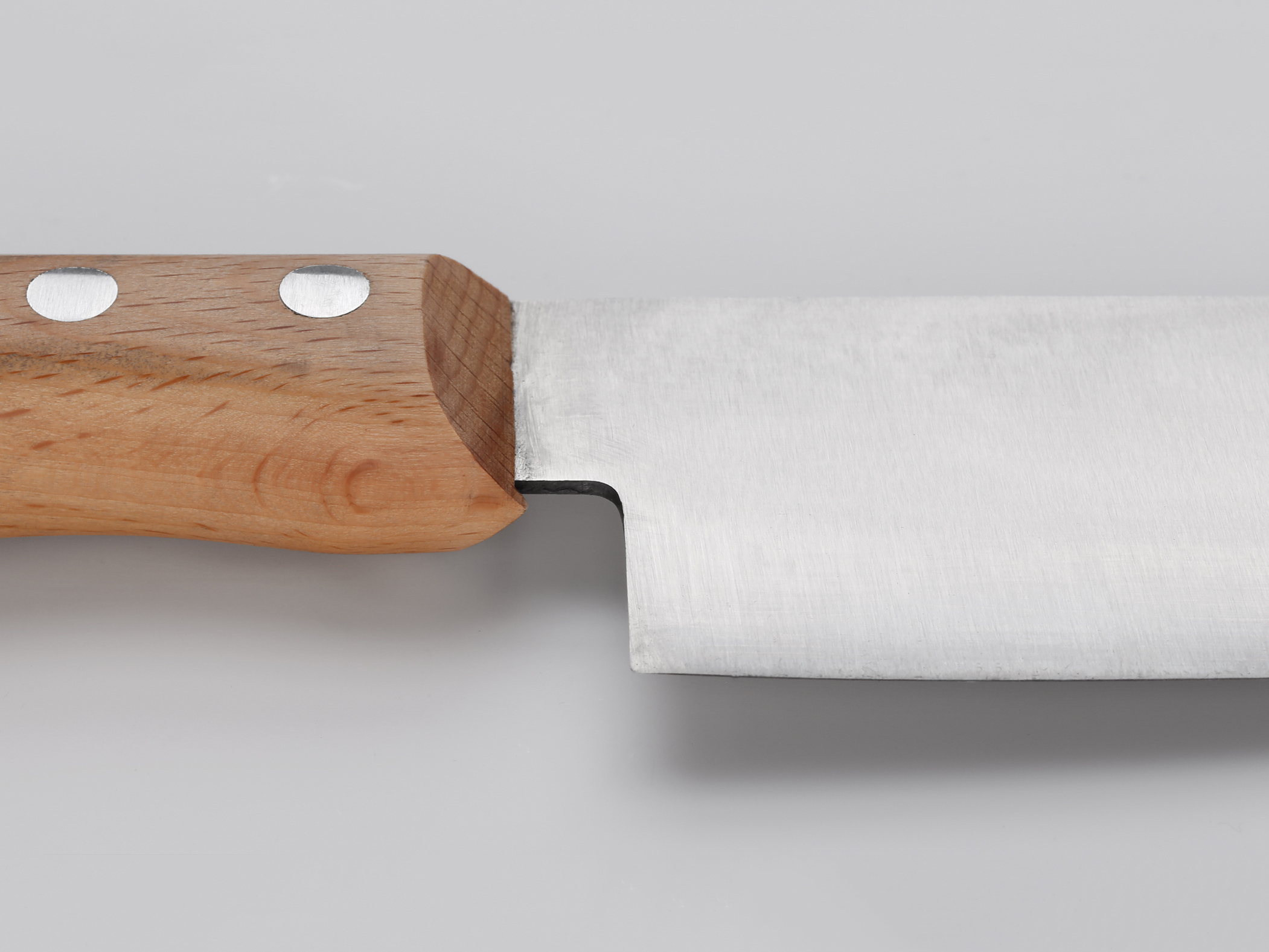 Übergang Klinge in Griff eines Santoku Kochmessers der Marke Windmühlenmesser. Das Modell trägt den Titel „Kochmesser Santoku“