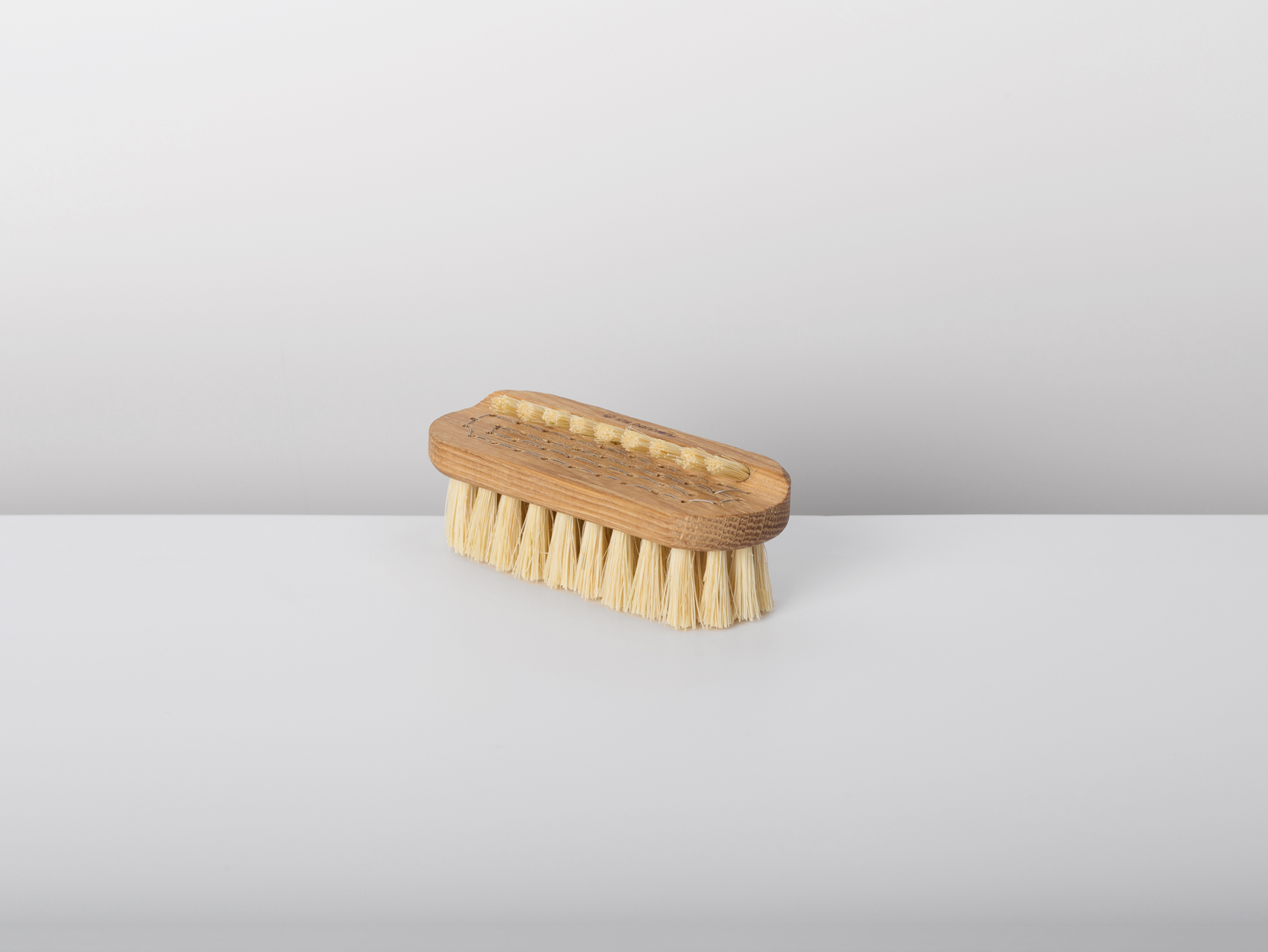 Iris Hantverk Nagelbürste mini aus Holz und Tampico-Fibre