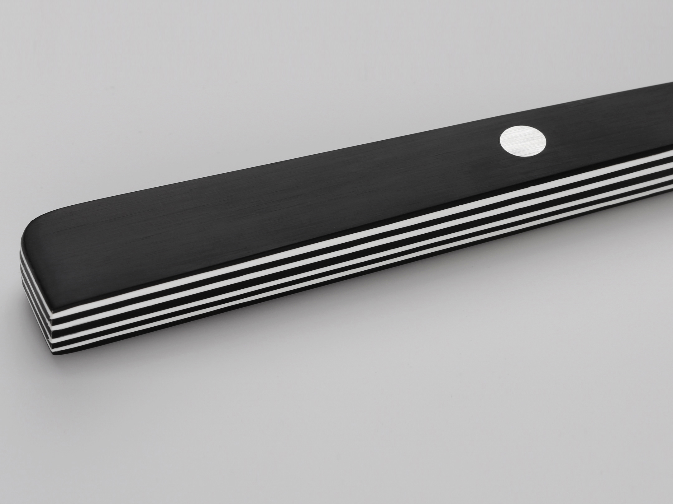 Hinterer Griff eines Universalmessers der Marke Güde. Das Modell trägt den Titel „Güde Universalmesser“