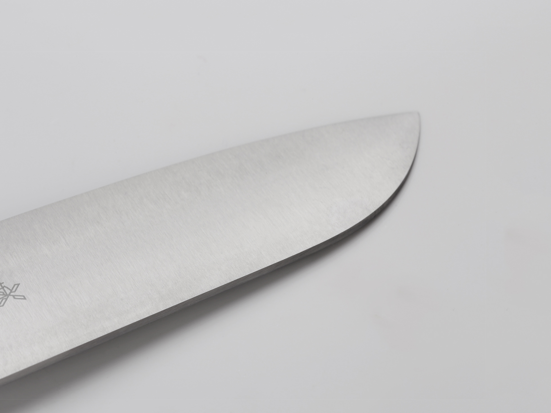 Klinge eines Santoku Kochmessers der Marke Windmühlenmesser. Das Modell trägt den Titel „Kochmesser Santoku“