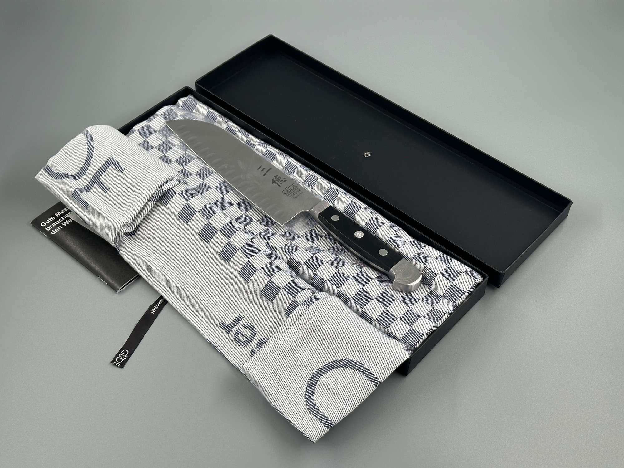 Alpha Santoku Messer 18 cm mit Kulle Geschenkverpackung Alpha Santoku Messer 18 cm mit Kulle Geschenkverpackung