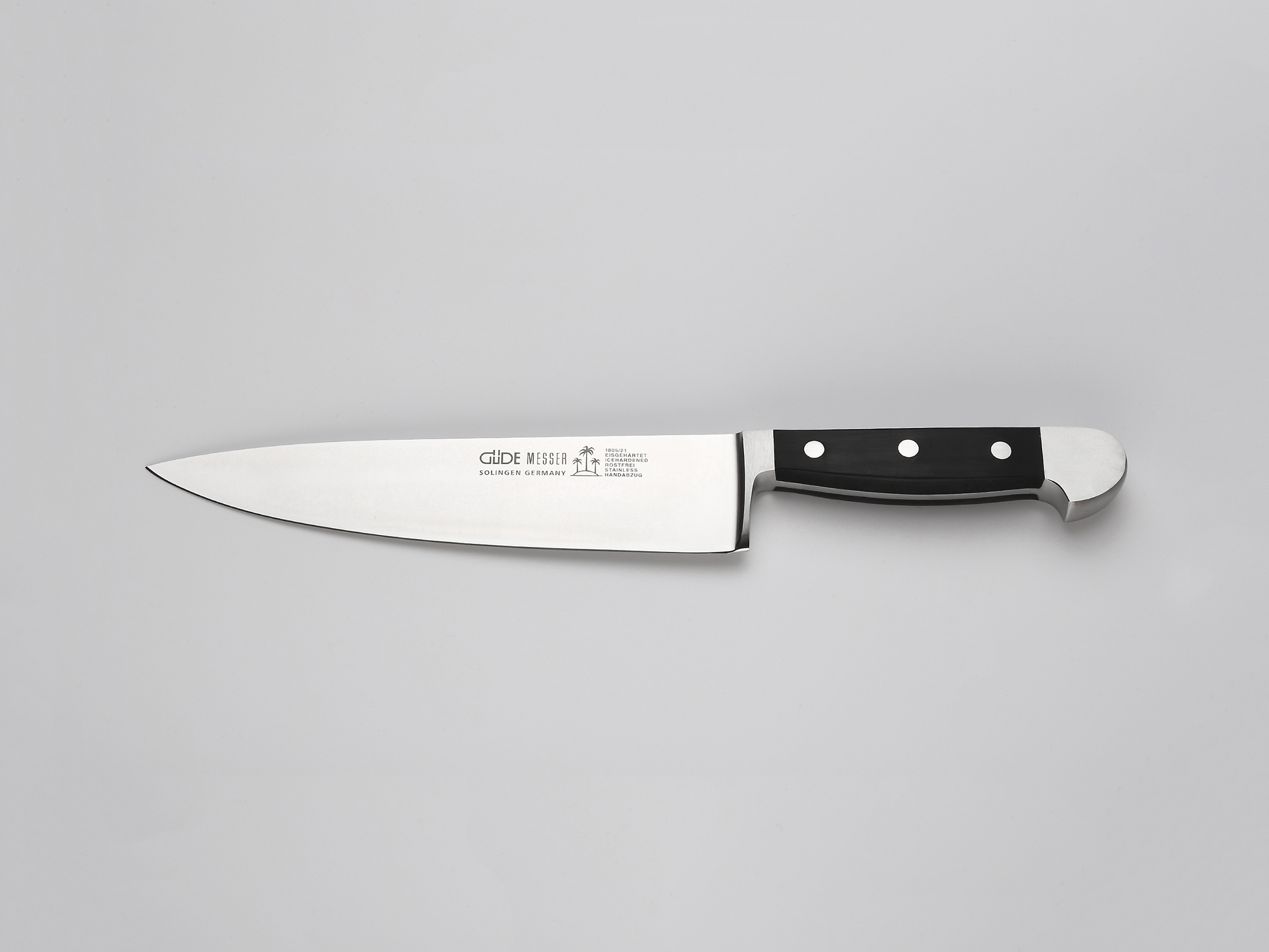 Alpha Kochmesser 21 cm Linke seitliche Ansicht eines kurzen Kochmessers der Marke Güde. Das Modell trägt den Titel „Güde Alpha Kochmesser“